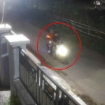Tangkapan layar rekaman CCTV saat pelaku melakukan teror petasan di sebuah rumah di Kelurahan Jrebeng Kidul, Kecamatan Wonoasih, Kota Probolinggo, menjadi aksi teror petasan, pada Sabtu (28/3/2026) malam.