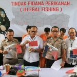 Dirkrimsus Polda Jatim Kombes Pol Gidion Arief Setyawan didampingi Kabid Humas Polda Jatim Kombes Pol F. Barung Mangera saat ungkap kasus, Selasa (3/12).