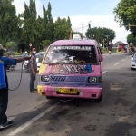 Penyemprotan terhadap puluhan angkutan umum di Jalan Panglima Sudirman atau Utara Alun-Alun Kabupaten Tuban, Selasa (29/12/2020). (foto: ist)