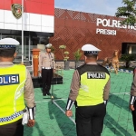 Kasatlantas Polres Ngawi, Iptu Achmad Fahmi Adiatma, saat memberikan pengarahan di Apel pagi di halaman polres setempat, Senin (9/1/2023)