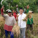 Gus Syaf foto bersama petani saat panen padi di Desa Sidomulyo, Kecamatan Megaluh. foto: BANGSAONLINE