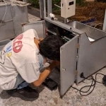 Salah satu anggota Tim Osmoinc ITS saat merakit komponen penting pada alat pembuat telur asin. (Ist)