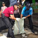 Kapolres Lamongan AKBP Feby DP Hutagalung didampingi Kepala UPT Pasar Sidoharjo, Riyanto.