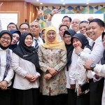 Khofifah Indar Parawansa foto bersama peserta Pelatihan Kepemimpinan Nasional Tingkat II Angkatan II Provinsi Jawa Timur Tahun 2024, di BPSDM Jawa Timur, Rabu (21/2/2024). Foto: Pemrpov Jatim