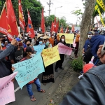 Massa aksi saat mendatangi Kantor Kejari Blitar di hari Antikorupsi sedunia.