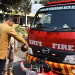 Wali Kota Kediri, Abdullah Abu Bakar, saat melaunching 1 truk water supply untuk Damkar Kota Kediri. Foto: Ist