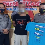 Tersangka saat diamankan di Mapolsek Jombang. 