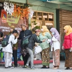 UNJUK KREASI: Siswa SMK YPM 4 Taman Sidoarjo menampilkan kreatifitas bermain musik di MPLS, Kamis (21/7/2022). foto istimewa