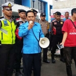 Dirut PDAM Jember Ady Setyawan saat menemui para mahasiswa dalam demo, Senin (8/4).