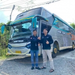 CEO Kahfi Corp, Siroojul Kahfi, saat berfoto di depan armada untuk wisata.