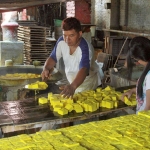 Salah satu pengrajin tahu kuning di Kota Kediri. 