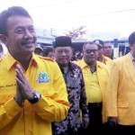 DISAMBUT HADRAH: Ketua DPD Golkar Jawa Timur Nyono Suharli (kiri) saat tiba di Gedung Rohmatul Ummah Sidoarjo, Jumat (24/6) petang. foto: MUSTAIN/ BANGSAONLINE