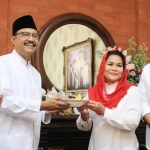 Puti Guntur Soekarno saat menyerahkan tumpeng ultahnya kepada Gus Ipul.