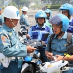 Polisi Militer saat memeriksa kendaraan para prajurit TNI AL dan warga sipil.