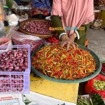 Harga cabai di Surabaya terus menunjukkan penuruna belakangan ini. Foto: Sulthon/Bangsaonline.