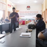 Gogot Baskoro, KPU Jatim dari Divisi Sosialisasi dan Pendidikan Pemilih saat memimpin FGD.