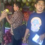 Petugas Disperindagtam Sampang saat sidak di salah satu pasar buah. (Bahri/BangsaOnline)