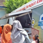 Warga saat mengurus administrasi kependudukan pada fasilitas yang disediakan Dispendukcapil Jember.