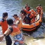 Proses evakuasi bocah yang ditemukan meninggal di Waduk Desa Klompang Timur