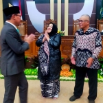 Hj. Sulistyo Wahyuni mendapat ucapan selamat dari para anggota dewan usai dilantik menjadi Anggota DPRD Kabupaten Pasuruan.
