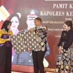 Wali Kota Kediri, Vinanda Prameswati saat memberi cinderamata kepada AKBP Bramastyo Priaji. (Ist)