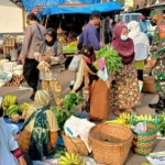 Petugas gabungan dari Koramil dan Polsek Jogorogo saat mengimbau masyarakat di pasar terkait penerapan protokol kesehatan.