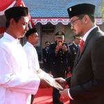 Wakil Wali Kota Pasuruan R. Teno Prasetyo, S.T. saat menyerahkan remisi kepada perwakilan narapidana pada Upacara Peringatan HUT Kemerdekaan RI ke-74. 