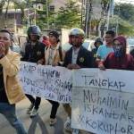 Para pendemo yang terdiri dari gabungan mahasiswa dari berbagai perguruan tinggi melakukan aksi demo di depan kantor DPP PKB Jalan Raden Saleh Jakarta Pusat, Senin (25/4/2016). foto: istimewa