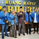 Ketua DPRD Sidoarjo H Usman bersama para pengurus baru PC PMII Sidoarjo.