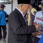 Prof Dr KH Asep Saifuddin Chalim, MA saat membagi-bagikan uang kepada para porter di Stasiun Pasar Turi Surabaya, Senin (28/7/2025). 