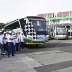 Direktur Produksi PG, I Ketut Rusnaya (membawa bendera) didampingi Manajemen PG melepas keberangkatan bus mudik gratis bareng BUMN 2019 di halaman GSG Tri Dharma. foto: ist