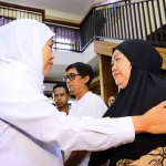 Gubernur Khofifah saat menyapa salah satu ahli waris korban meninggal dunia dalam tragedi kecelakaan laut KMP Tunu Pratama Jaya.