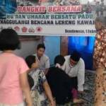 Tim Medis Poliklinik NU saat Memberikan Pengobatan Gratis Kepada Warga Korban Banjir Bandang Dikecamatan Sempol. (sugiyanto/BangsaOnline)