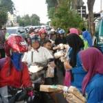 Siswa-siswi SMP Iswada Sidoarjo membagikan takjil buka puasa gratis, di Jalan Pahlawan, Sidoarjo, Kamis (9/6) petang. foto: istimewa