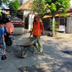 Perawatan jalan yang dilakukan di wilayah Kecamatan Bangil. (foto: ist).