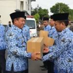 Wakil Bupati Tuban ketika memberikan bantuan kepada camat yang wilayahnya diterjang banjir bandang. Suwandi/BangsaOnline