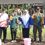 Wali Kota Kediri Vinanda Prameswati (nomor 3 dari kiri) Ketua DPRD Kota Kediri, Firdaus dan Wawali Gus Qowim usai melakukan penanaman pohon. (Ist)