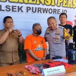 Petugas dari Polsek Purworejo saat menghadirkan pelaku pencurian pompa air di masjid.