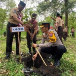 Kapolres Batu AKBP Oskar Syamsuddin mewakili Kapolda Jatim saat melakukan penanaman pohon.