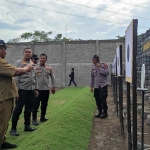 Kapolres Kediri, AKBP Bramastyo Priaji, dan jajaran saat berada di Lapangan Tembak Tathta Dharaka. Foto: Ist