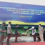 Gubernur Jawa Timur Khofifah Indar Parawansa disaksikan General Manager PT Longway Group Jeftha Wardoyo memecahkan kendi pada kontainer saat pelepasan ekspor bola Piala Dunia 2022. foto: DEVI FITRI AFRIYANTI/BANGSAONLINE