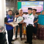 Pengurus PCNU dan Lazisnu Tuban saat menyerahkan bantuan.