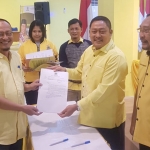 Ketua DPD Golkar Gresik Ahmad Nurhamim menerima surat rekom penunjukkan pimpinan DPRD dari pengurus DPD Jatim Qodrat Sunyoto. foto: ist.