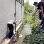 Petugas dan warga menunjukkan lokasi bayi ditemukan.
