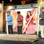 Wakil Wali Kota Kediri (nomor 2 dari kiri) bersama Kepala OJK Kediri, Pj Sekretaris Daerah (paling kiri) dan Ketua FKIJK Komisariat Kediri saat 
memukul lesung bersama sebagai tanda dibukanya Finfest 2025. (Ist).
