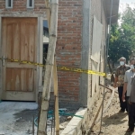 Rumah duka tampak dipasangi garis polisi.