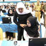 Gubernur Khofifah memberi motivasi peserta tes SKD CPNS Pemprov Jatim 2020 di Graha Unesa. foto: ist.