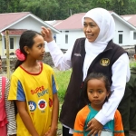 Gubernur Khofifah saat menyapa anak-anak yang sedang bermain.