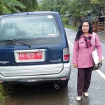 Mobil operasional KPPM dan petugas yang sedang survei di lapangan. 