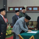Wali Kota Pasuruan saat menyaksikan pengesahan Raperda.